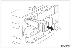 Localização da ferramenta para extrair fusíveis.png